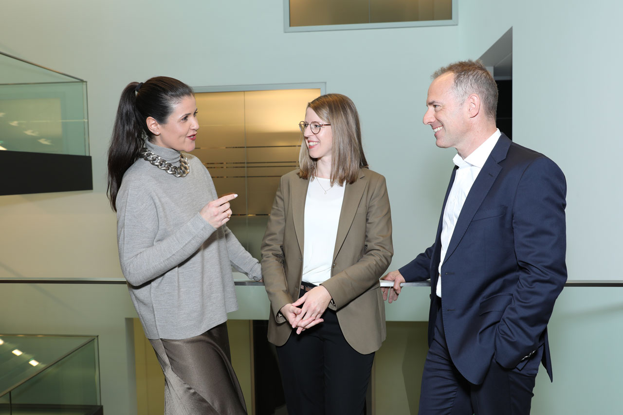 mit Lucienne Calderon, Leiterin Sales Excellence, Claudia Keller, Sales Managerin und Domini-que Christen, Leiter Group Human Ressources Job Familie VP Bank