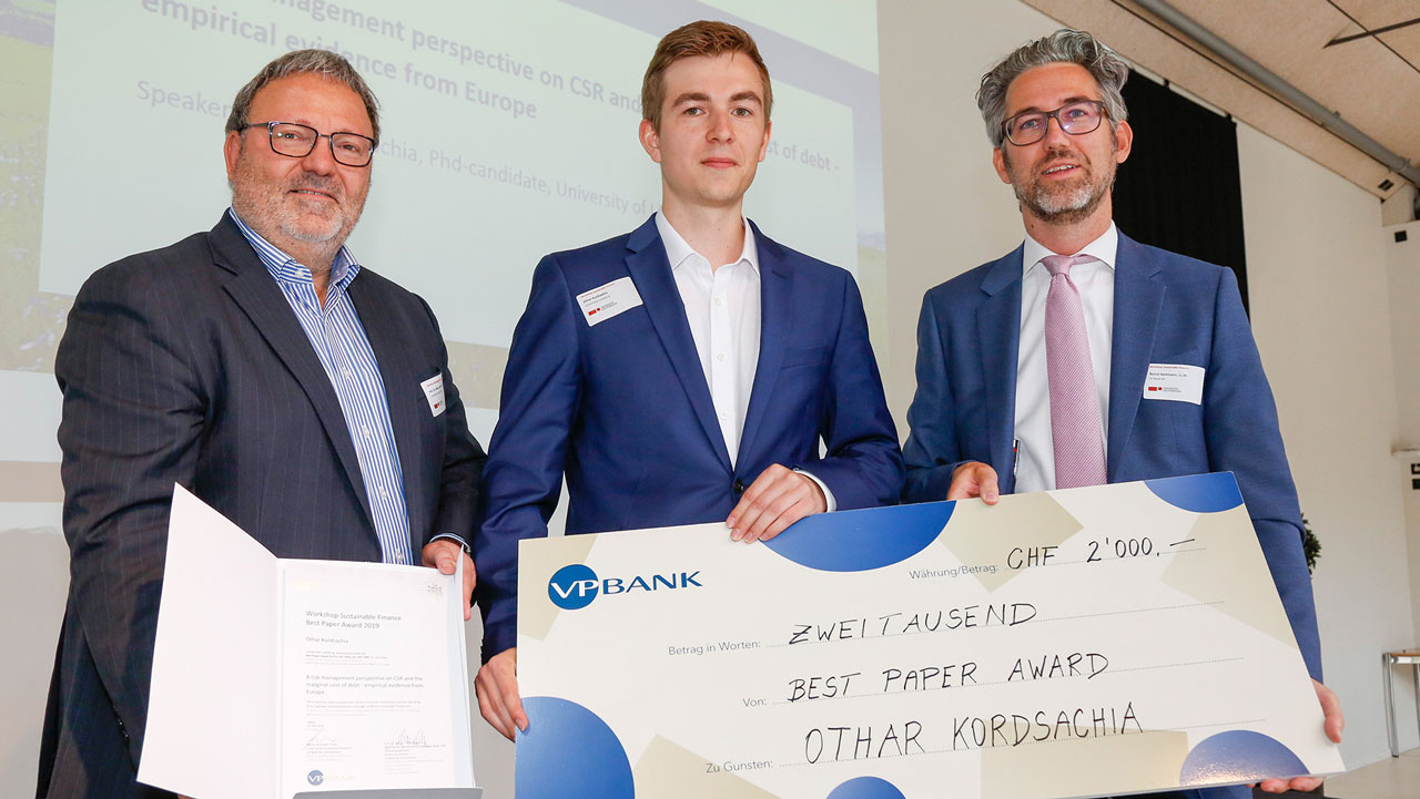 VP Bank promotes sustainability - Prof. Marco J. Menichetti from the University of Liechtenstein, prizewinner Othar Kordsachia and Bernd Hartmann, Chief Strategist of VP Bank (from left) at the award ceremony. | Photo: University of Liechtenstein / Paul Trummer VP Bank presents the Best Paper Award