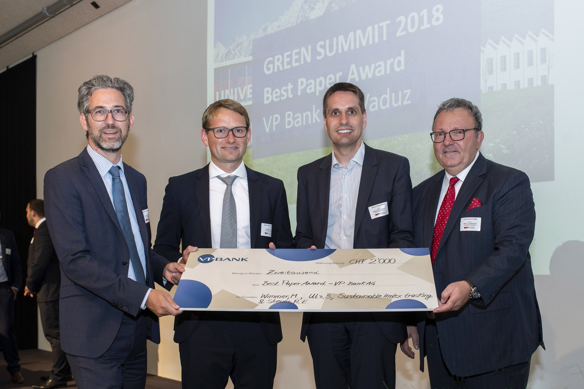 Bernd Hartmann, Chefstratege der VP Bank, die Autoren Sebastian Utz und Maximilian Wimmer sowie Marco J. Menichetti von der Universität Liechtenstein, (v.l.). (Bild: Michael Zanghellini) Verleihung des VP Bank Best Paper Awards