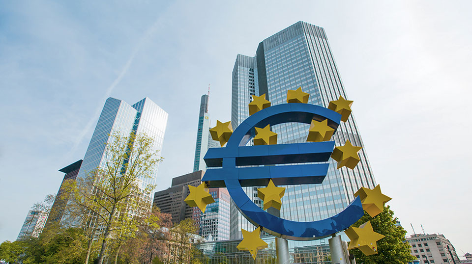 Die EZB bereitet ein geldpolitisches Feuerwerk vor. | Foto: muratart / Shutterstock.com Gebäude der EZB in Frankfurt