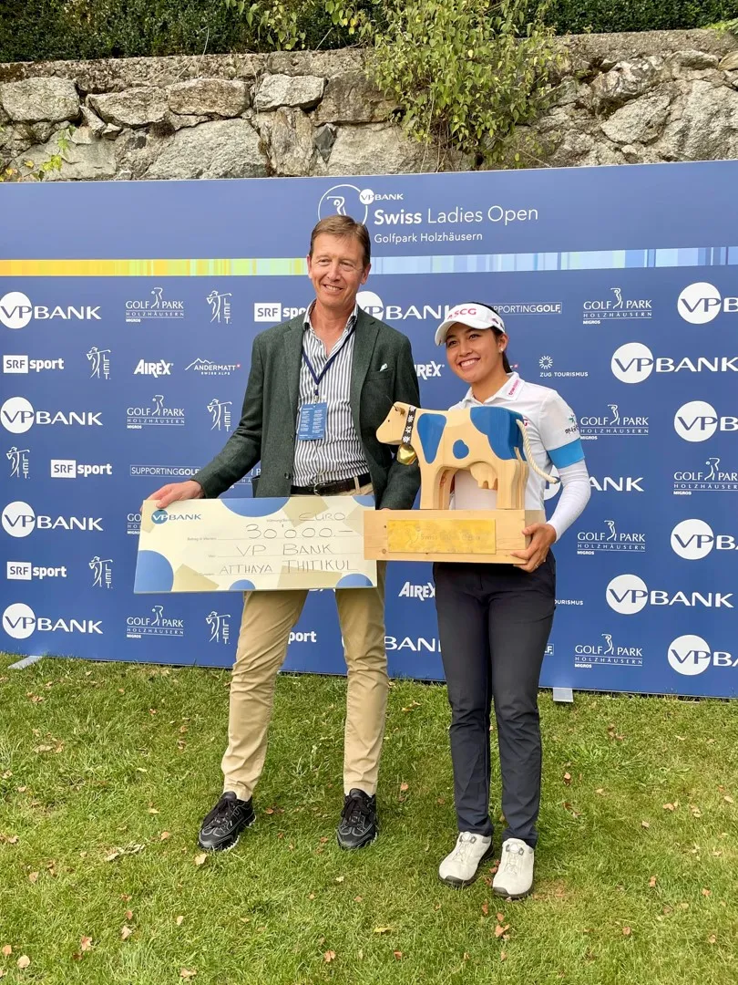 Die VP Bank hat ihr Engagement beim Schweizer Turnier der Ladies European Tour bis 2026 verlängert. Das Bild zeigt Paul Arni, CEO der VP Bank Gruppe, mit Atthaya «Jane» Thitikul bei der Siegerehrung 2021 im Golfpark Holzhäusern. Swiss Ladies Open