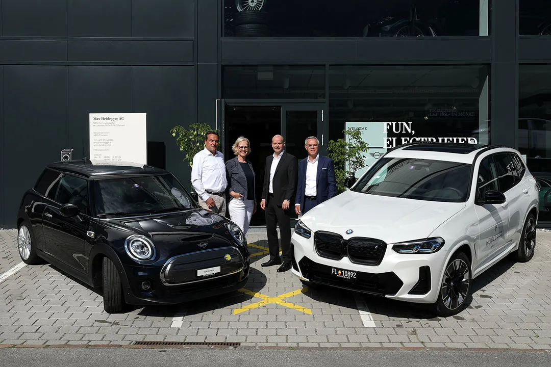 Michael Frei and Jasmin Collini Heidegger (Max Heidegger AG) present the electric vehicles with Tobias Wehrli (Head of Intermediaries & Private Banking and Member of the Group Executive Management of VP Bank Group) and Martin Engler (Head of Private Banking & Institutional Clients at VP Bank) (from left to right). VP Bank Heidegger e-cars