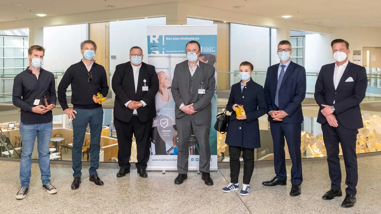 from left to right: Jerry Wagner (Founder Apothecary); Andreas Keitel (CEO Rawdish Sàrl); Georges Heirendt (Directeur général Fondation des Hôpitaux Robert Schuman); Dr. Claude Schummer (Directeur général Hôpitaux Robert Schuman); Clémentine Venck (Directrice Générale Cocottes): Thomas Steiger (CEO VP Bank (Luxembourg) SA); Eduard von Kymmel (CEO VP Fund Solutions (Luxembourg) SA) | Photo: © Photography Raoul Somers VP Bank (Luxembourg) SA und VP Fund Solutions (Luxembourg) SA donating beverages