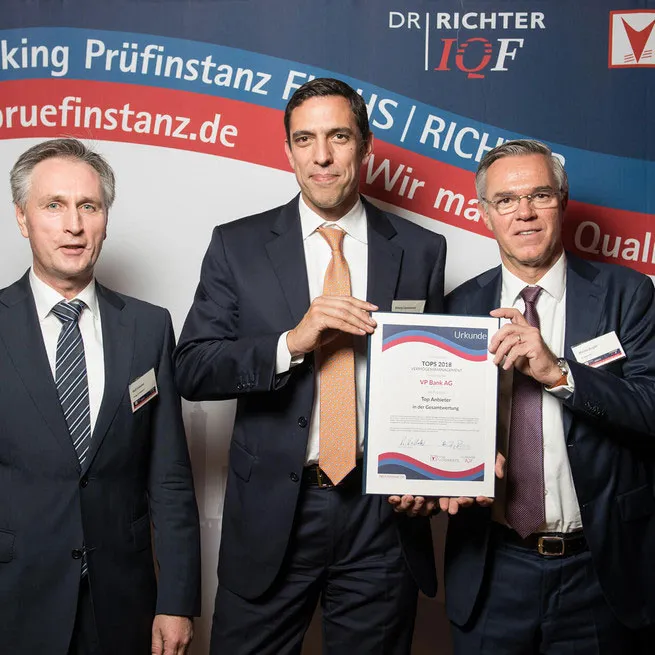 Antony Lassanianos, CEO VP Bank (Switzerland) Ltd (middle), and Martin Engler, Head of Private Banking Liechtenstein (right), received the award in Berlin. Photo credits: PBPI | Steffi Loos Fuchsbriefe
