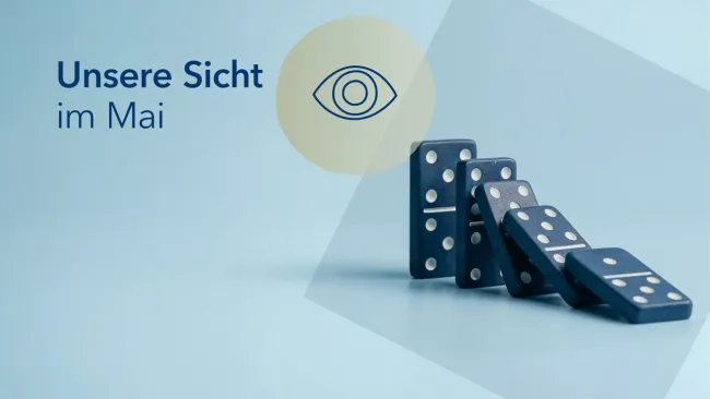 Dominosteine auf hellblauem Hintergrund