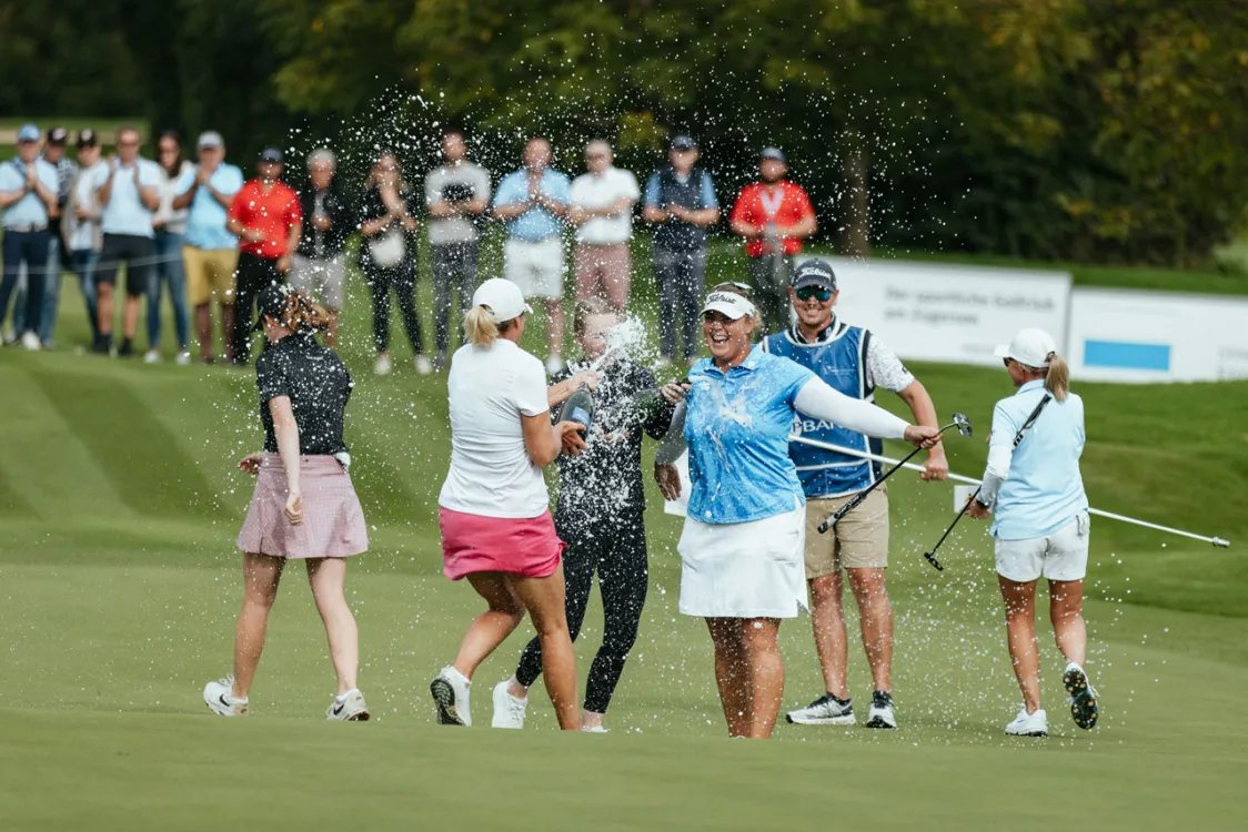 Alice Hewson und Team feiaAlice Hewson and team celebrate successful title defenceern die erfolgreiche Titelverteidigung
