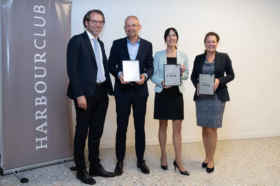 Daniela Jenni, Head of Corporate Communications at VP Bank (2nd from right), accepted the award from the Swiss Annual Report Rating. Awards Swiss 2022